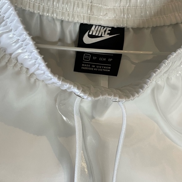 White iridescent Nike short - Picture 1 of 2